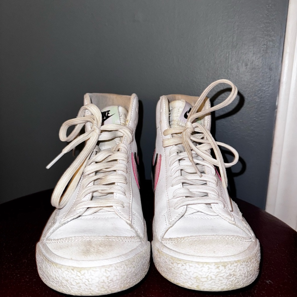 Nike White and Black Athletic Shoes High-Top Design